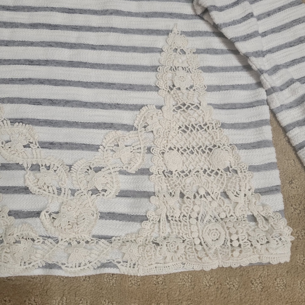 Cupio Women's Long Sleeve White Gray Striped Top with Lace Accent Size Medium - Picture 3 of 10